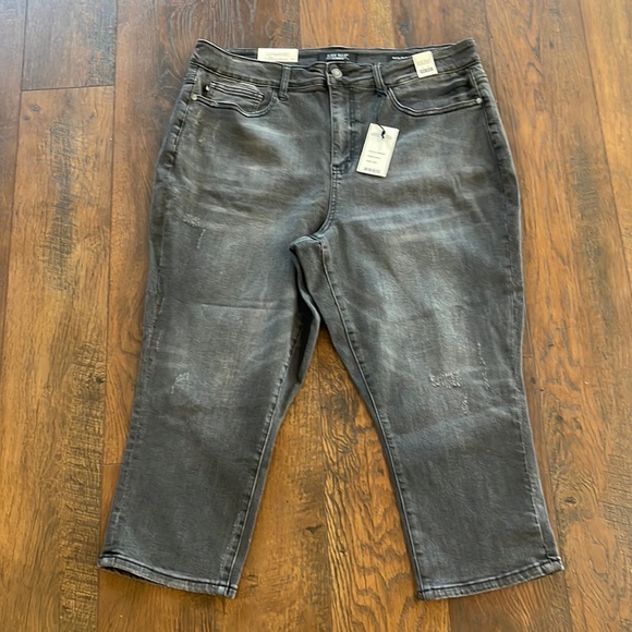 NEW JUDY BLUE HIGH WAIST SKINNY FIT CAPRI - Picture 1 of 4